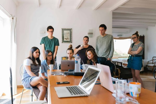 Comment une entreprise peut-elle légalement encadrer l'utilisation des réseaux sociaux par ses salariés?