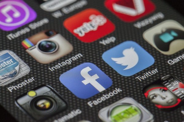 Quels sont les aspects juridiques à prendre en compte dans les contrats d'agence commerciale pour les PME?